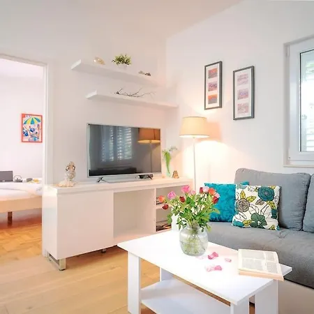 Seaview Apt. With Private Terrace * 흐바르